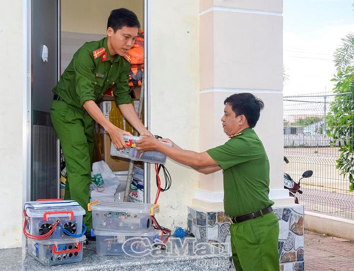 Qua công tác vận động, người dân tự nguyện giao nộp nhiều công cụ xung kích điện khai thác kiểu tận diệt.