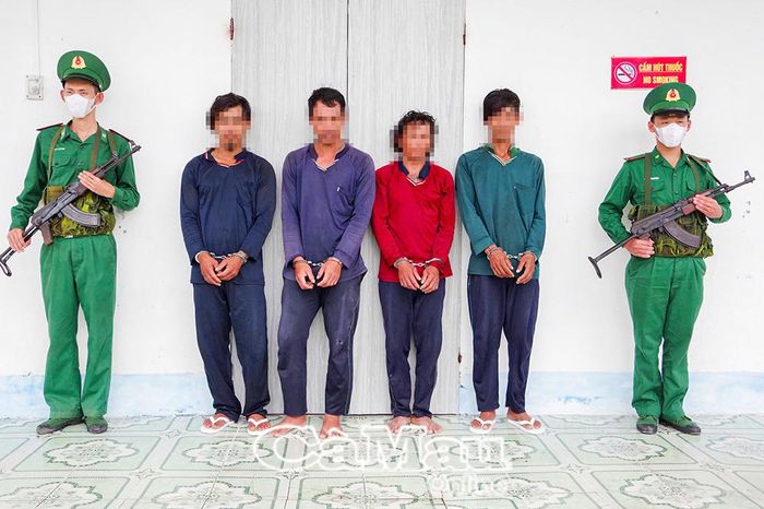 Các đối tượng bị tạm giữ để điều tra làm rõ hành vi vi phạm pháp luật, đảm bảo tính nghiêm minh và an toàn trên biển.