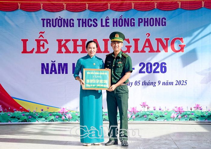 Hưởng ứng chương trình “Nâng bước em tới trường – Con nuôi đồn Biên phòng”, trong năm học mới, hàng trăm suất quà, học bổng, xe đạp và đồ dùng học tập đã được trao tặng cho các em học sinh nghèo vượt khó.