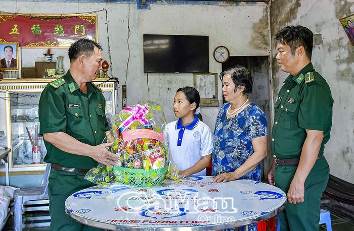  Các đơn vị biên phòng trên địa bàn tỉnh thường xuyên tổ chức gặp gỡ, thăm hỏi và trao tặng quà cho các hộ gia đình có hoàn cảnh khó khăn nơi đơn vị đóng quân.