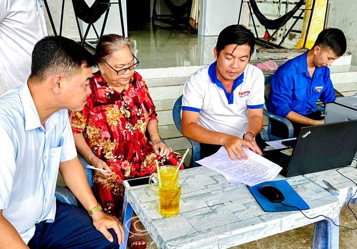 Mô hình cán bộ đến tận nhà hỗ trợ người dân làm thủ tục hành chính nhận được sự đồng thuận cao.
