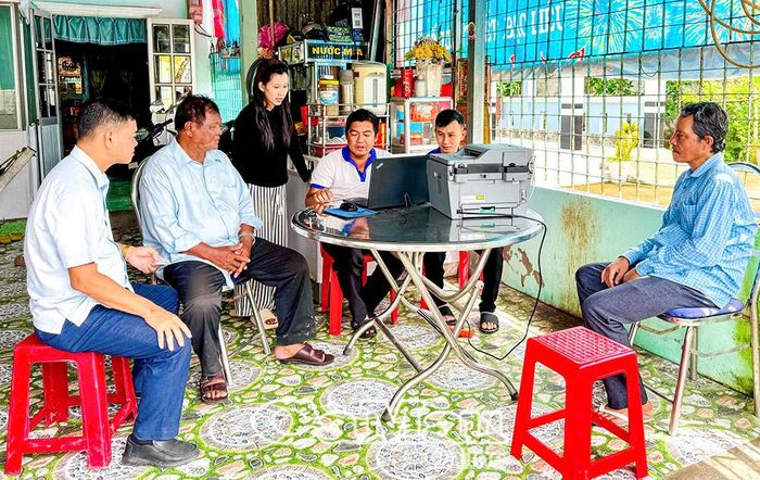 Tổ lưu động của Uỷ ban MTTQ Việt Nam xã xuống nhà dân để tiếp nhận, hướng dẫn thực hiện thủ tục hành chính.