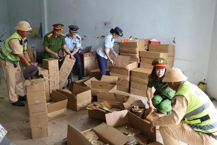 Hàng chục thùng carton chứa đựng bánh trung thu không rõ nguồn gốc tại cơ sở kinh doanh do chị L.T.T.T. chủ