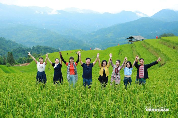 Đặc biệt, những ruộng lúa hình bậc thang tại đây còn là địa điểm du lịch lý tưởng dành cho người dân các tỉnh/ thành phố đến chụp hình, lưu lại những kỷ niệm đẹp nhất.