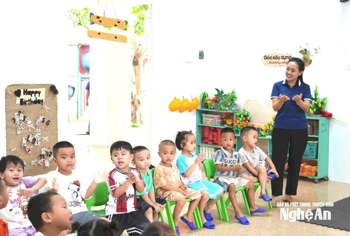 Cô và trò Trường Mầm non Hưng Hòa. Ảnh: Mỹ Hà
