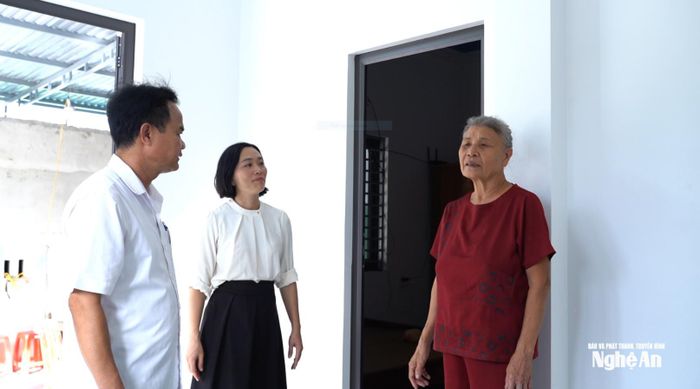 Bà Lương Thị Loan, xóm Trường Sơn, xã Vạn An trong ngôi nhà mới được hỗ trợ từ Chương trình " Tết vì người nghèo". Ảnh: Phương Trần
