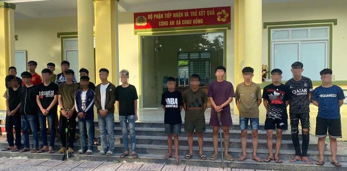 Triệu tập các đối tượng gây rối trật tự công cộng về trụ sở tại công an xã Châu Hồng. Ảnh: Phan Giang.