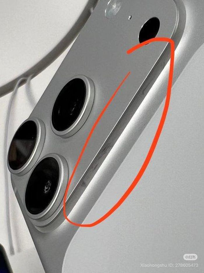  Vết xước gần cụm camera của dòng iPhone 17 