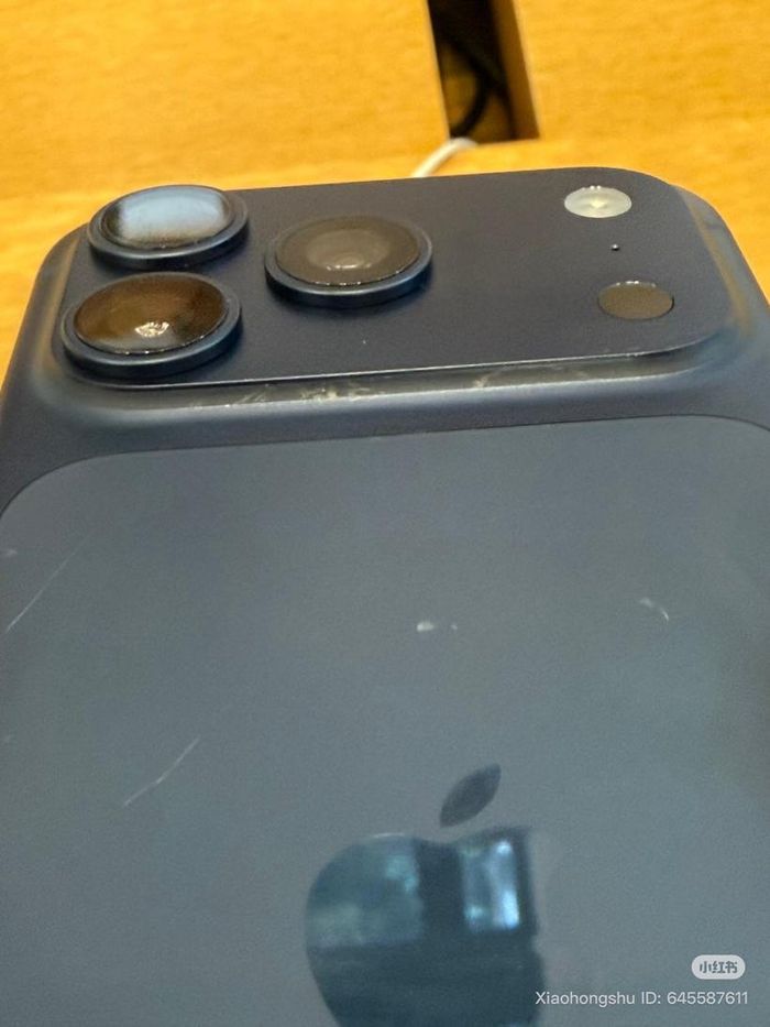  Có thể nhìn rõ các vết xước trên lưng iPhone 17 Pro Max. Ảnh: một người dùng Trung Quốc đăng tải lên mạng xã hội Tiểu Hồng Thư. 