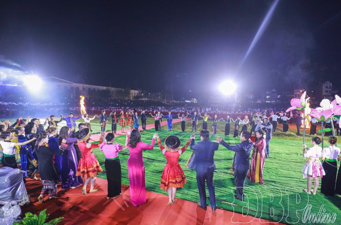 Đại biểu, người dân và du khách hòa mình vào vòng xòe đoàn kết.