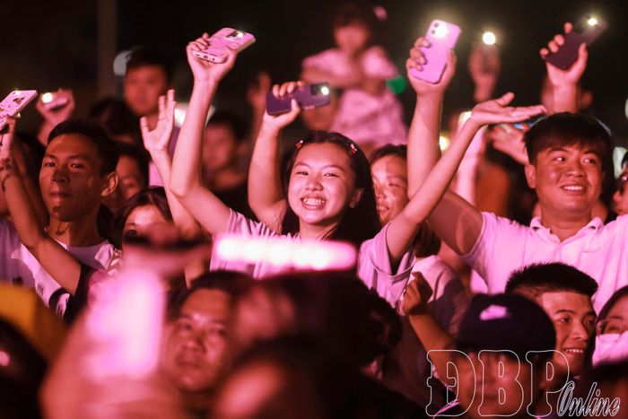 Khán giả cổ vũ nhiệt tình cho chương trình mini concert.