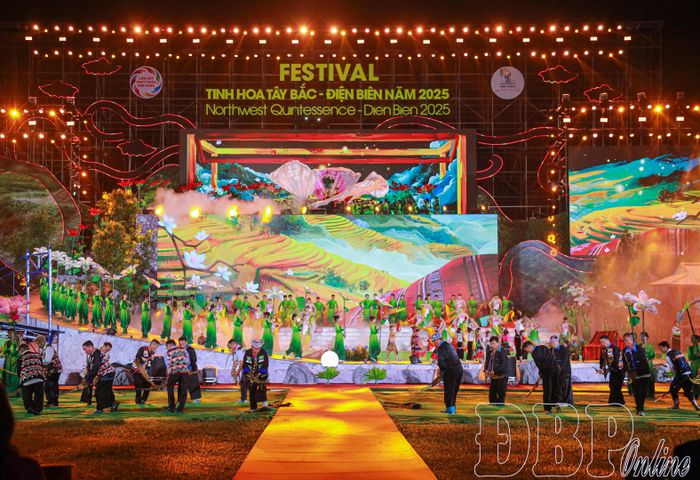 Tiết mục văn nghệ khai mạc Festival.