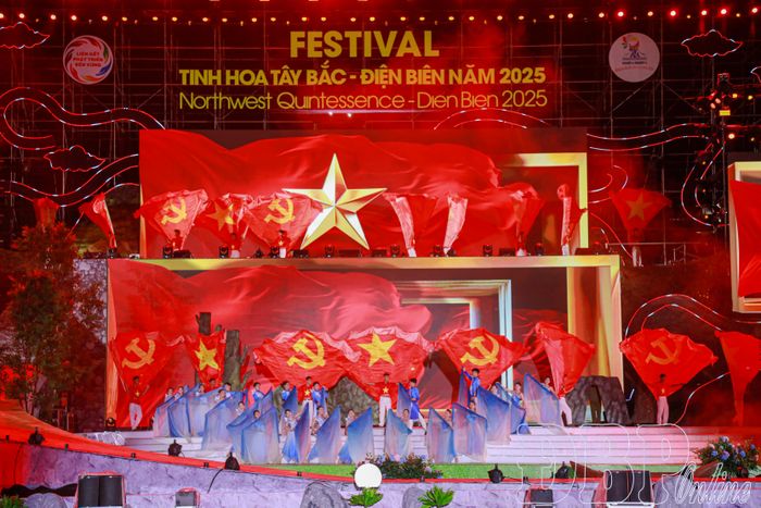 Khung cảnh rực rỡ của sân khấu lễ khai mạc Festival.