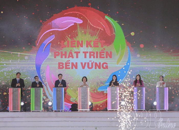 Đại biểu ấn nút khởi động chương trình kết nối hợp tác các tỉnh Tây Bắc và TP. Hồ Chí Minh.
