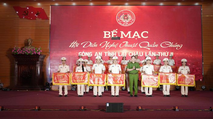 Đại tá Phạm Hải Đăng - Phó Giám đốc Công an tỉnh trao cờ cho các đoàn giành giải nhì toàn đoàn.