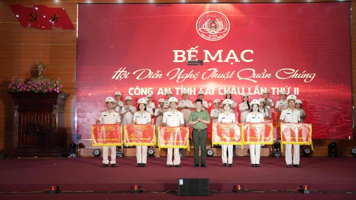 Đại tá Tao Văn Trường - Phó Giám đốc Công an tỉnh trao cờ cho các đội giành giải ba toàn đoàn.
