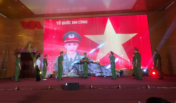 Hình ảnh người chiến sĩ công an vì nước quên thân, vì dân phục vụ được khắc họa rõ trong vở kịch "Khát vọng xanh" của Phòng Cảnh sát Điều tra tội phạm về ma túy.