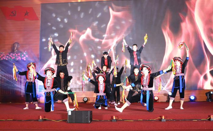 Phòng Tham mưu công diễn lại tiết mục "Vũ điệu bản Dao" gây ấn tượng sâu sắc với khán giả.
