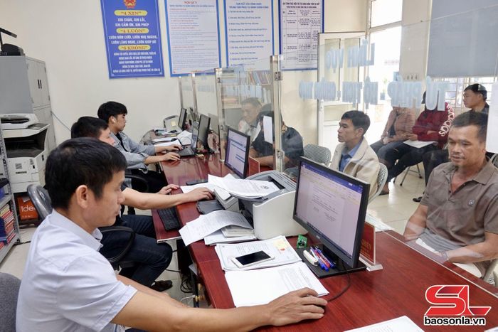 Giải quyết thủ tục hành chính cho nhân dân tại Trung tâm Phục vụ hành chính công xã Chiềng Khoong.