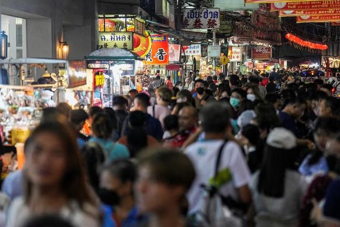 Du khách mua sắm đồ ăn đường phố tại Khu phố Tàu ở Bangkok, Thái Lan, trước thềm Tết Nguyên đán, năm 2023. Ảnh: Reuters. 