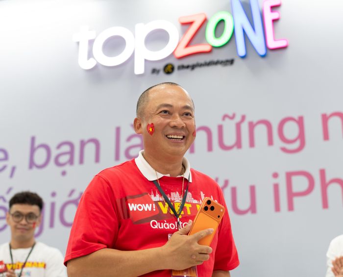  Ông Đoàn Văn Hiểu Em, CEO Thế Giới Di Động, cho biết đại lý sẽ giao 50.000 iPhone 17 trong 3 ngày. 