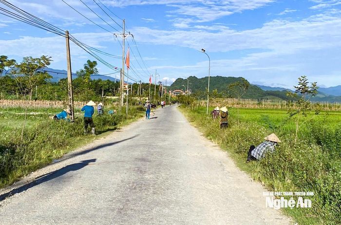Người dân xã Vĩnh Tường tích cực tham gia phong trào "Sáng - Xanh - Sạch - Đẹp". Ảnh: T.P