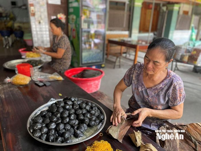 Nghề bánh gai ở xã Vĩnh Tường. Ảnh: T.P