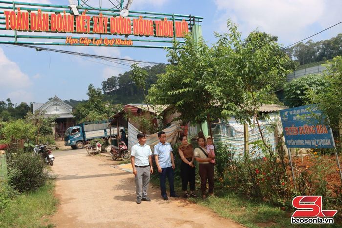 Tuyến đường hoa của Chi hội phụ nữ bản Cơi Quỳnh, xã Chiềng Mai.