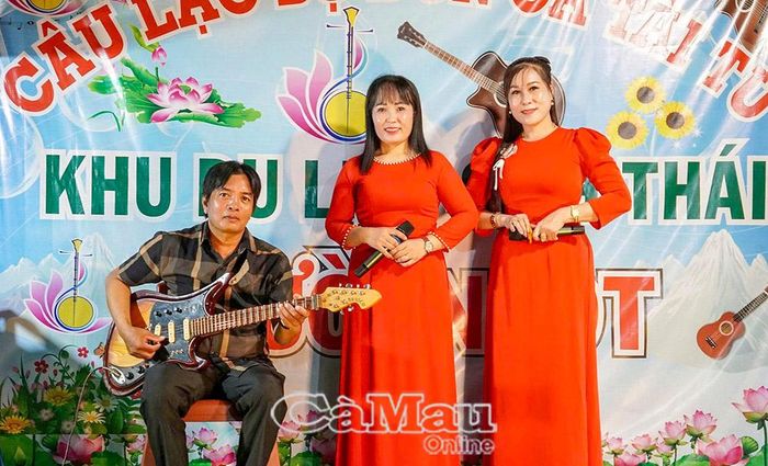 Giao lưu đờn ca tài tử tại Điểm du lịch sinh thái cộng đồng Mười Ngọt.