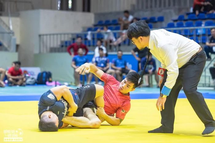 Đào Hồng Sơn giành chiến thắng trước Phạm Văn Nam - Ảnh: Nguyễn Xuân Thủy