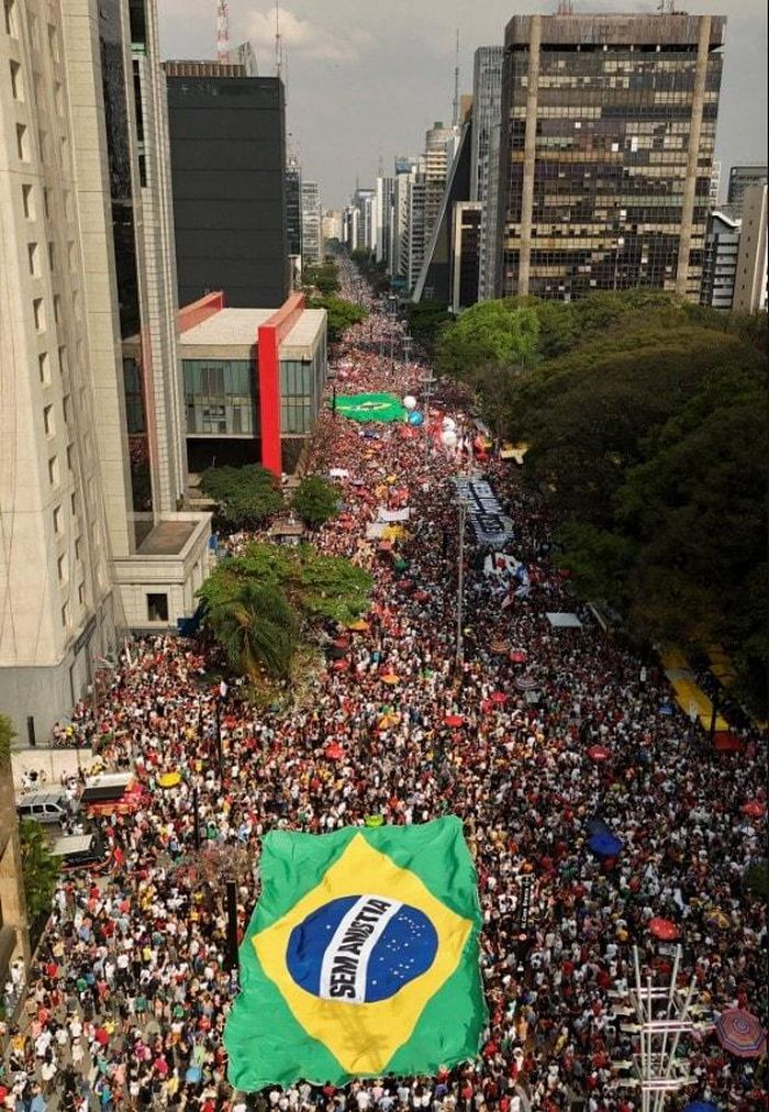 Hàng chục nghìn người dân Brazil đã xuống đường biểu tình phản đối lệnh ân xá cho ông Bolsonaro. Ảnh: Amanda Perobelli / X