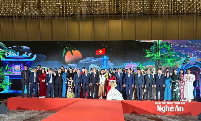 Các đại biểu hai quốc gia tham gia Chương trình giao lưu văn hóa, văn nghệ hữu nghị Việt Nam - Trung Quốc. Ảnh: Phan Tú