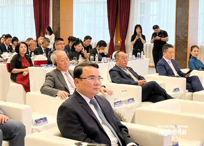Đoàn công tác tỉnh Nghệ An do đồng chí Phùng Thành Vinh - Phó Chủ tịch UBND tỉnh làm Trưởng đoàn cùng lãnh đạo Sở Ngoại vụ, Sở Công Thương, Sở Nông nghiệp và Môi trường, Ban quản lý Khu Kinh tế Đông Nam tham dự diễn đàn. Ảnh: Phan Tú