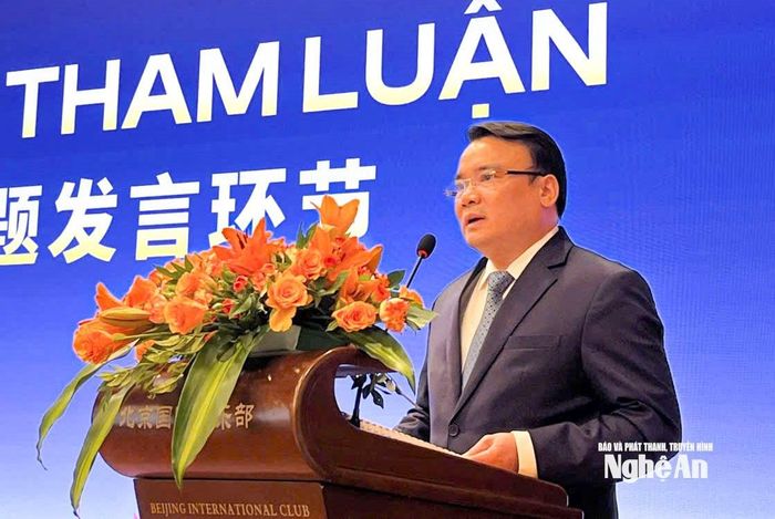 Đồng chí Phùng Thành Vinh - Phó Chủ tịch UBND tỉnh phát biểu tại diễn đàn. Ảnh: Phan Tú