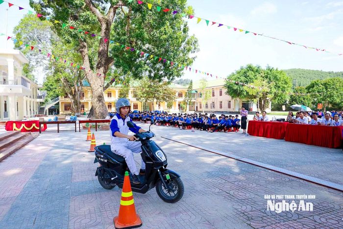 Tại buổi tuyên truyền, Ban ATGT tỉnh phối hợp với các đơn vị liên quan hướng dẫn học sinh kỹ năng điều khiển phương tiện an toàn. Ảnh: Đình Tuyên