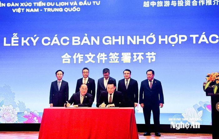 Sở Ngoại vụ Nghệ An kí kết MOU với Hội đồng doanh nghiệp Việt Nam – Trung Quốc. Ảnh: Phan Tú