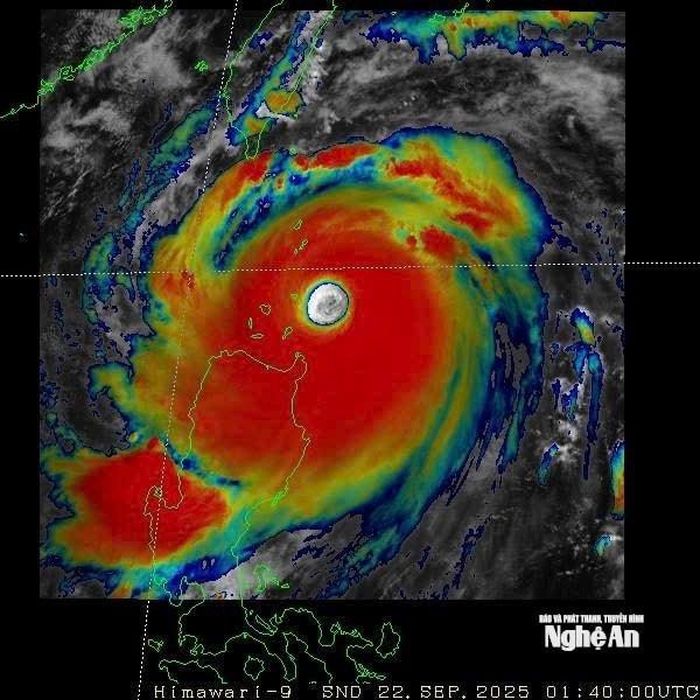 Bão Ragasa cách đảo Lu-Dông (Philippin) khoảng 160km về phía Đông Bắc. Ảnh: TTDBTV Quốc gia