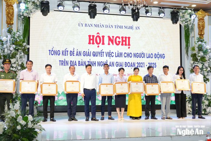 UBND tỉnh trao khen thưởng cho cá nhân, tập thể có thành tích xuất sắc. Ảnh: Thanh Nga