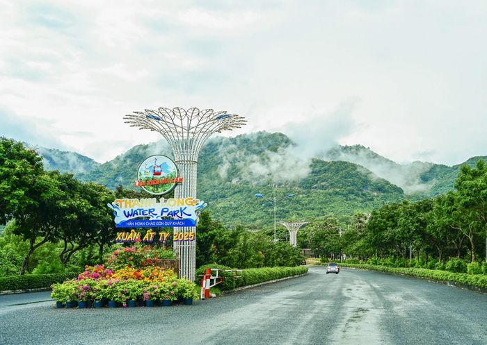 Đường lên núi Cấm, xã Núi Cấm. Ảnh: PHẠM HIẾU
