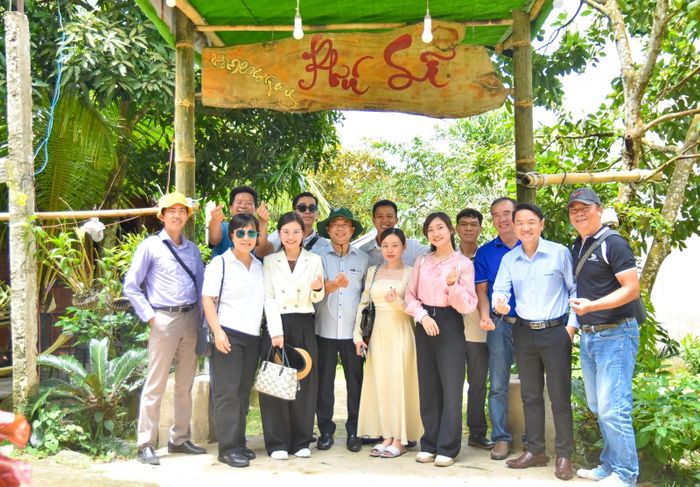 Khách du lịch chụp ảnh lưu niệm homestay Phú Sĩ ở núi Cấm.
