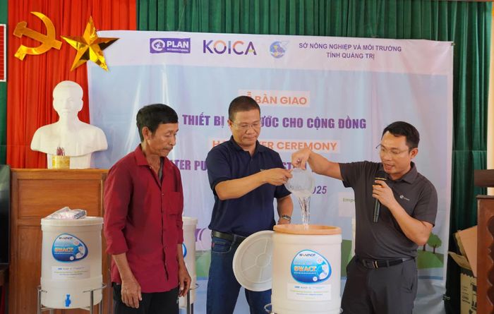 Hướng dẫn kỹ thuật sử dụng thiết bị lọc nước đúng cách cho người dân - Ảnh: XP