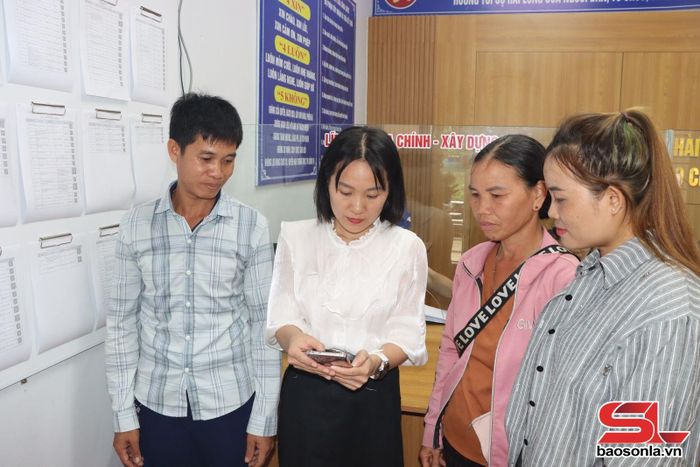 Cán bộ xã Chiềng Mung hướng dẫn nhân dân tiếp cận dịch vụ công trực tuyến.