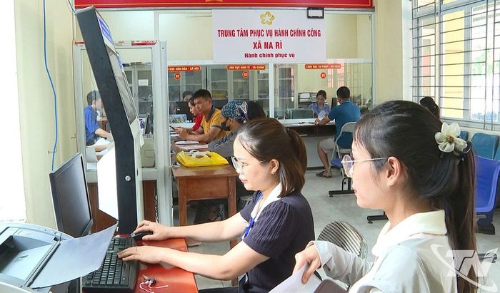 Cán bộ xã Na Rì hướng dẫn người dân thực hiện thủ tục hành chính trên môi trường số.