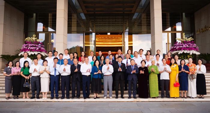 Đoàn ĐBQH tỉnh Quảng Ninh qua các thời kỳ chụp ảnh lưu niệm cùng Phó Chủ tịch Quốc hội Vũ Hồng Thanh, ĐBQH tỉnh tại Nhà Quốc hội. Ảnh: N. Thành