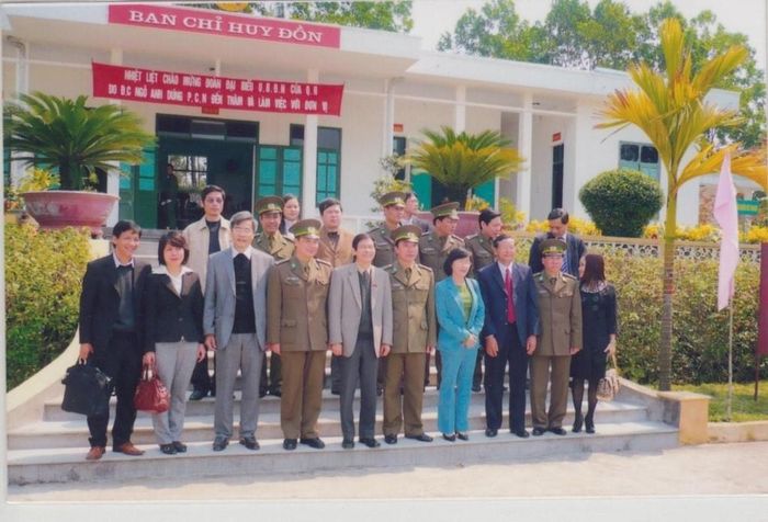 Đoàn công tác của Ủy ban Đối ngoại thăm Đồn biên phòng cửa khẩu Hoành Mô, Bình Liêu, Quảng Ninh (tháng 12/2004)