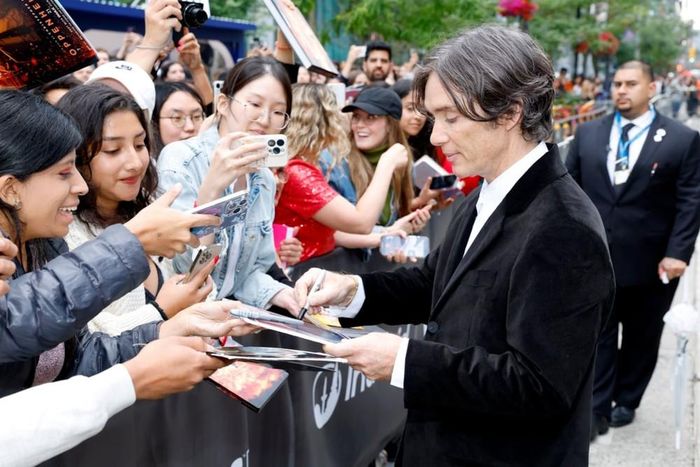 Cillian Murphy ký tặng người hâm mộ trong buổi ra mắt phim “Steve” ở LHP Toronto