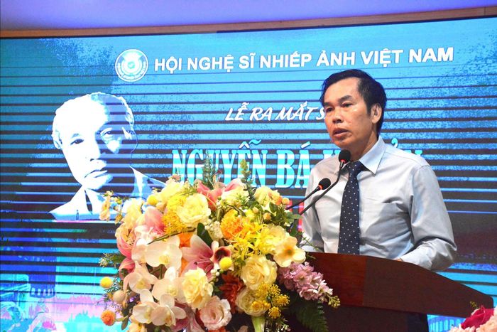 Ông Hồ Sỹ Minh, Phó Chủ tịch Thường trực Hội Nghệ sĩ Nhiếp ảnh Việt Nam, Tổng Biên tập Tạp chí Nhiếp ảnh và Đời sống chia sẻ tại buổi lễ.