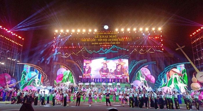 Chương trình văn nghệ đặc sắc, được dàn dựng công phu khai mạc Tuần Du lịch - Văn hóa Lai Châu năm 2024. Ảnh: TL