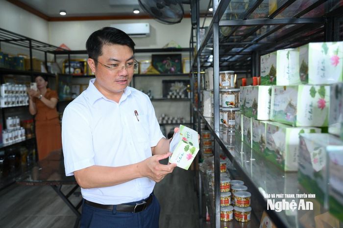Phó Bí thư Thường trực Đảng ủy xã Kim Liên giới thiệu sản phẩm OCOP từ sen. Ảnh: Thành Cường