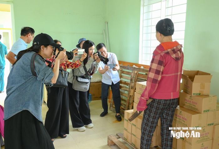 Các phóng viên tác nghiệp trong chuyến công tác. Ảnh: Thành Cường
